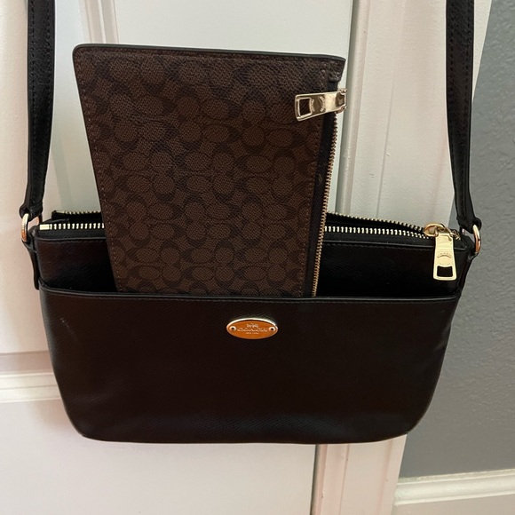 Coach black crossbody with zipper insert - Picture 3 of 3